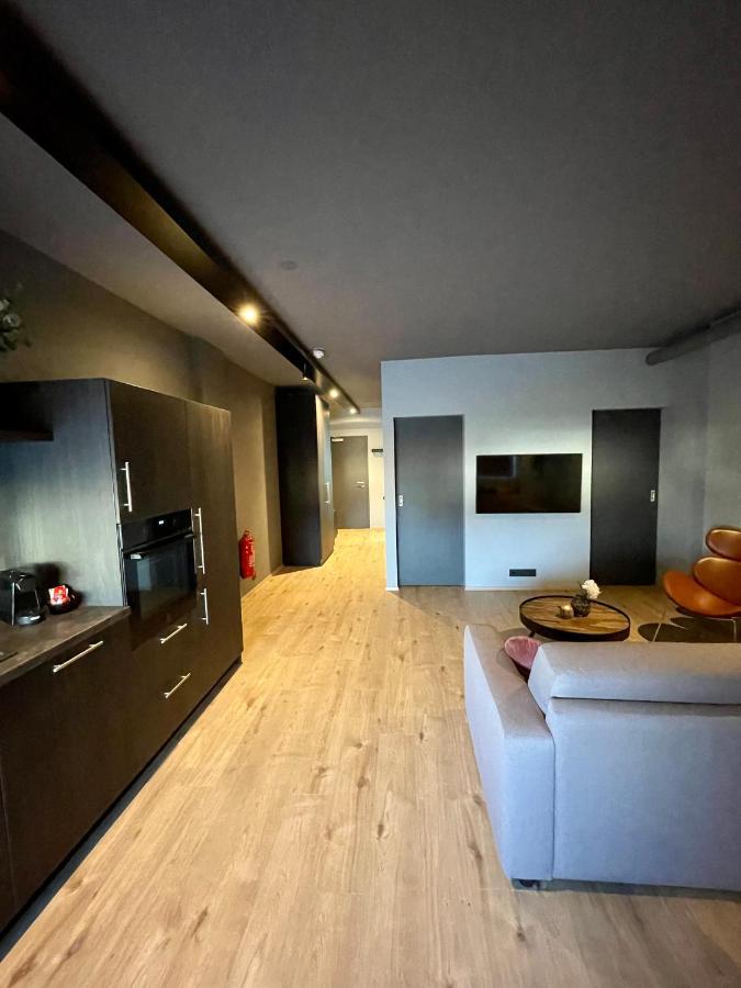 Modern Apartment With Hot Tub In אקורירי מראה חיצוני תמונה